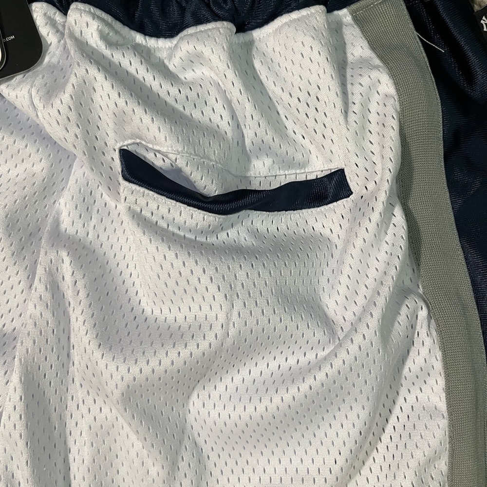 MLB NY Yankees Men's Shorts - Picture 6 of 6